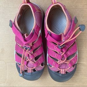 Keen kids’ pink Newport H2 sandals size 4